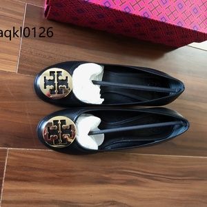Tory Burch Amy Black leather Gold Emblem Pumps 8.5